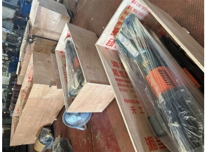 云南2台 DG46-50*12耐磨多级离心泵配132KW电机和 3台3N6*2卧式冷凝泵配18.5KW电机，木箱包装